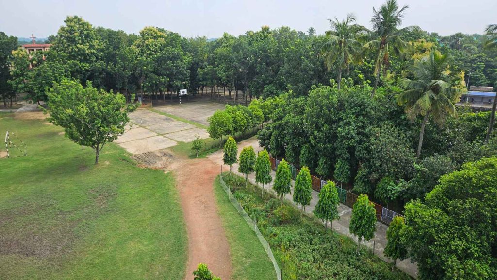 Green surrounding of Claret School